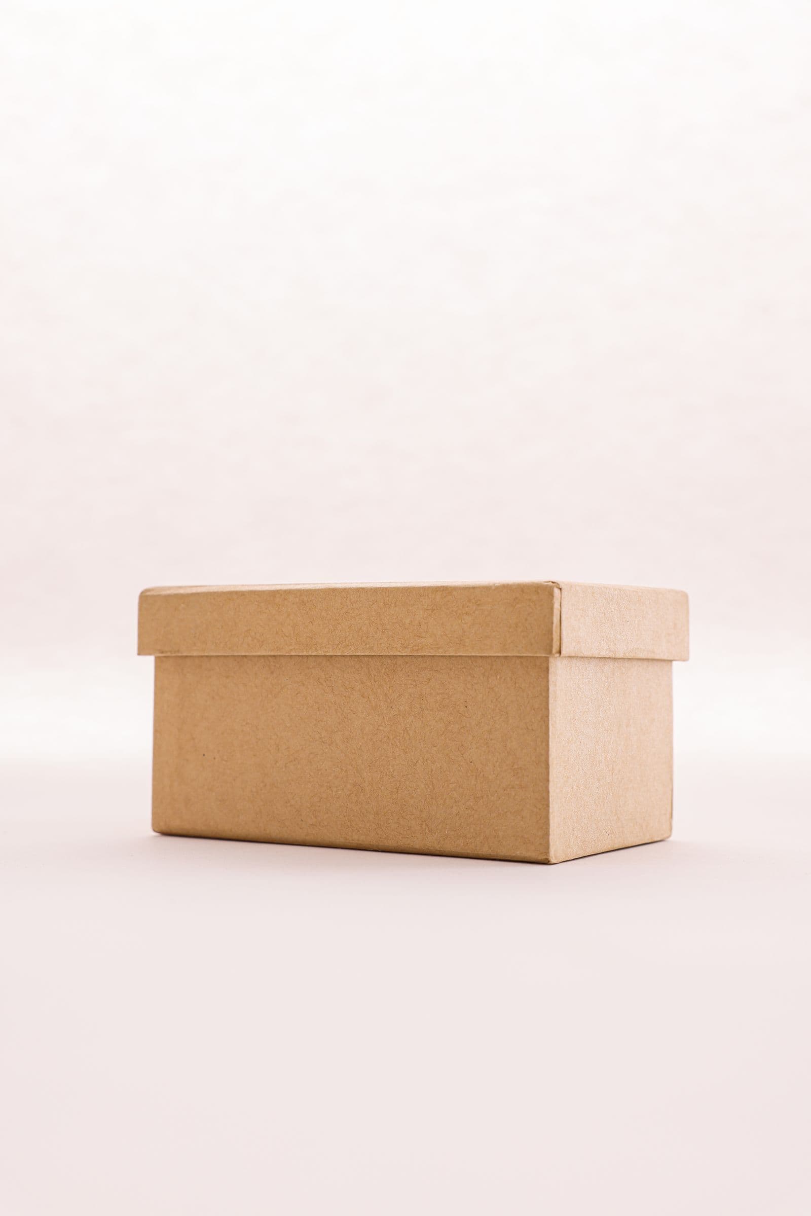 Caixa de papel kraft simples sobre fundo claro