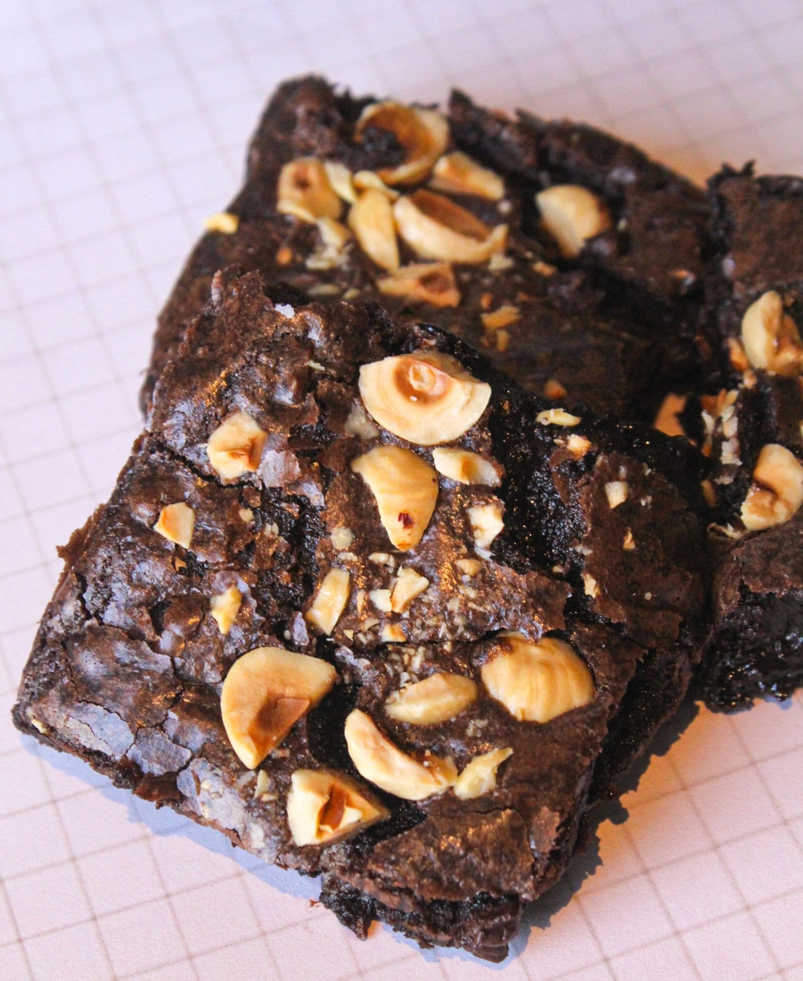Brownie de chocolate com avelãs, em close-up