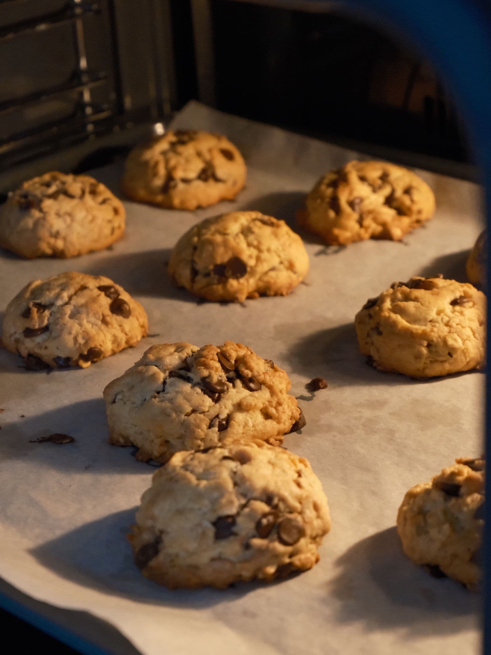 Cookies de chocolate assando dentro do forno