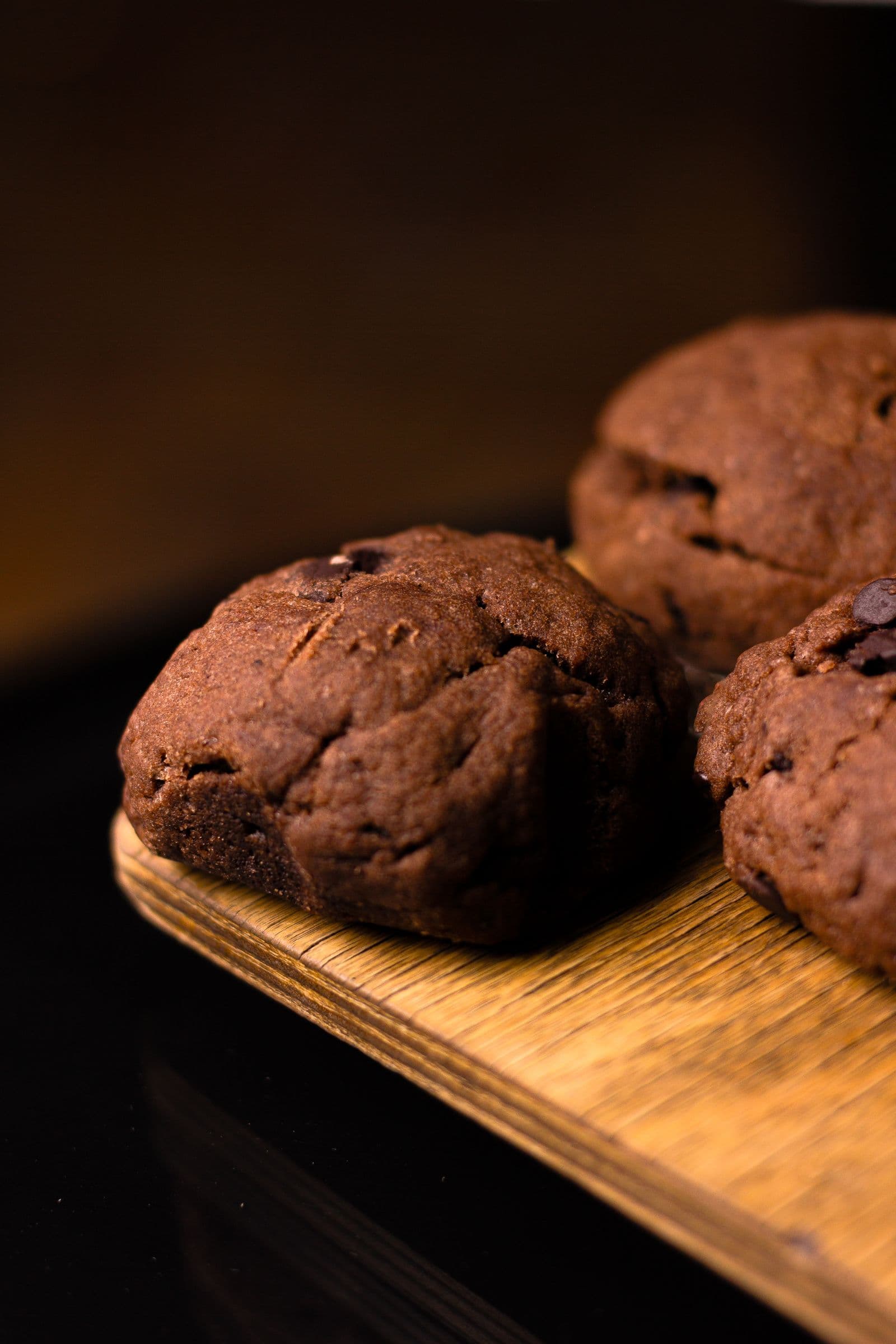 Cookies de chocolate recém-assados com gotas de chocolate